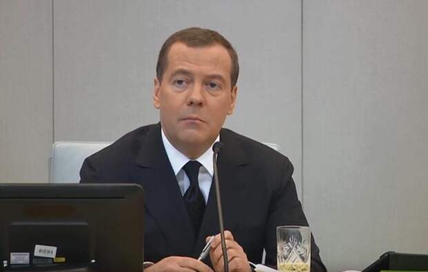 «Некоторые просто выживают» - Медведев о россиянах Дмитрий Медведев рассказал о жизни в России: «Некоторые просто выживают»