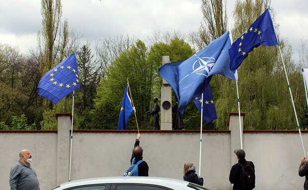 FT: Между ЕС и НАТО идет борьба за сферы влияния