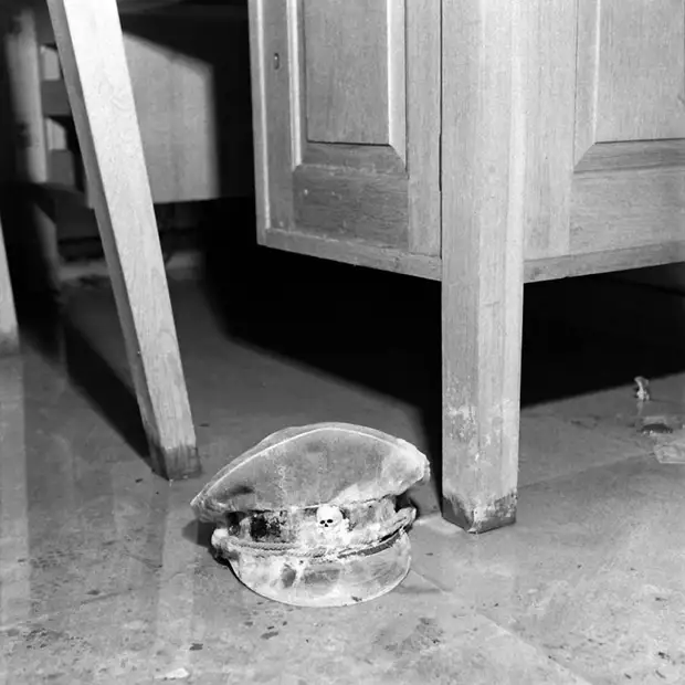 Фотография: Неизвестные фотографии бункера Гитлера, сделанные в апреле 1945-го №8 - BigPicture.ru