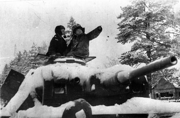 Деревенские дети сидят на башне подбитого и брошенного немецкого танка Pz.Kpfw.III. Зима 1941 -1942 гг. Московская область.