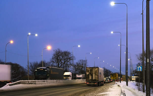 Участки трассы М-10 в Петербурге получили новое освещение