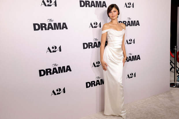 Актриса Зендая появилась на публике в белом платье с открытыми плечами