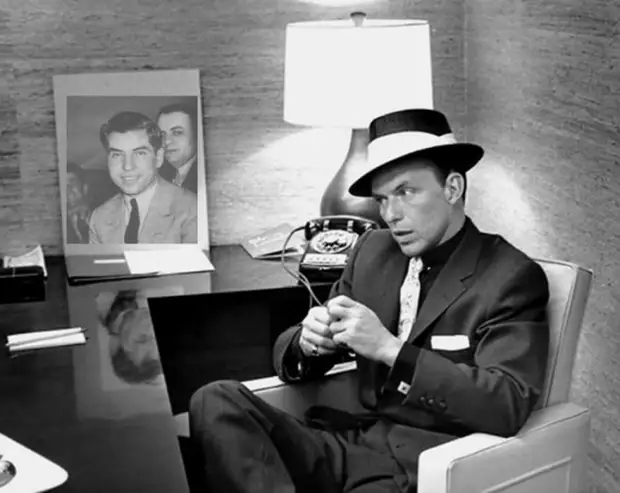 Frank Sinatra ( )     