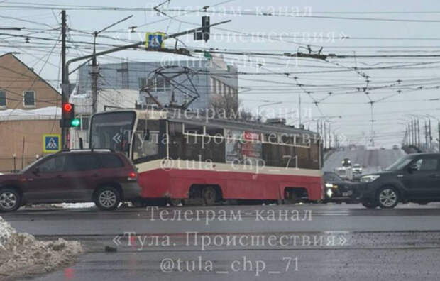 В Туле у музея оружия трамвай сошел с рельсов, на участке – пробка