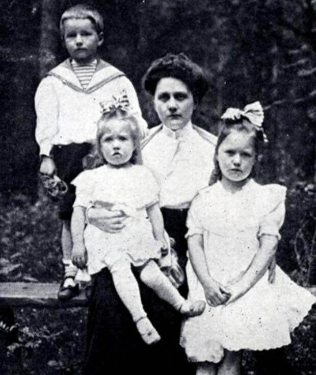 Софья Шостакович с детьми Дмитрием, Зоей и Марией. 1911 г. / Фото: www.900igr.net