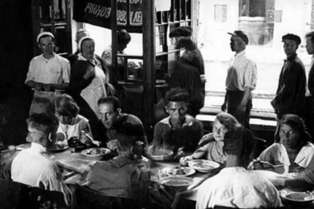 Кухонное «рабство»: почему в СССР запрещалось готовить пищу дома?