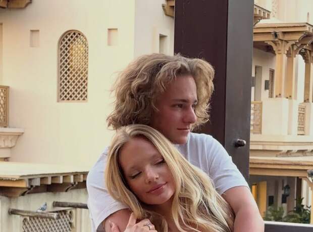 Дочь пресс-секретаря Дмитрия Пескова показала редкие фото с братом