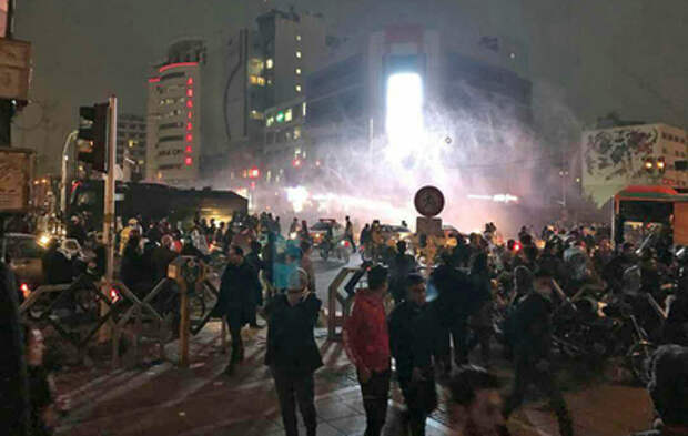 Трамп хочет остановить протесты в Иране ударами по военным объектам