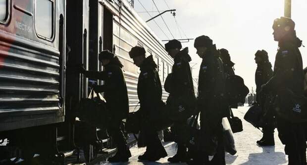 "Подписал контракт лежа на полу".  Сотню уральских срочников силой отправили на СВО. Обрабатывали в поезде