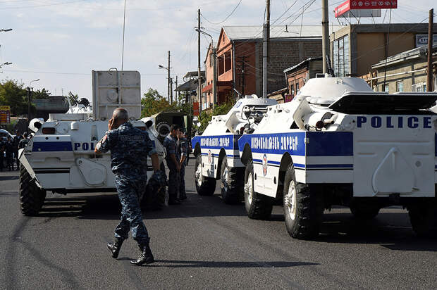 Изначально захватчики в Армении планировали лишь освободить своего соратника, но, под влиянием турецкой драмы, потребовали и смену руководства страны Фото: REUTERS