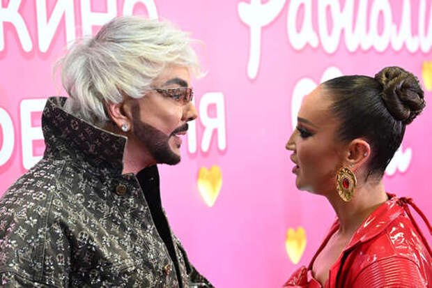 Певец Филипп Киркоров поцеловал Бузову на премьере фильма «Равиоли Оли»