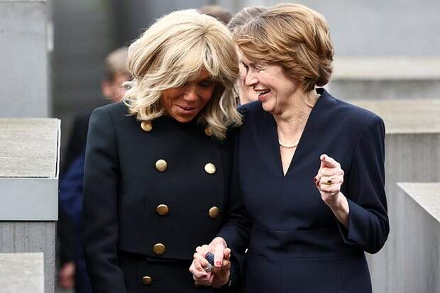 Первые леди Франции и Германии посмеялись над мемориалом жертвам Холокоста