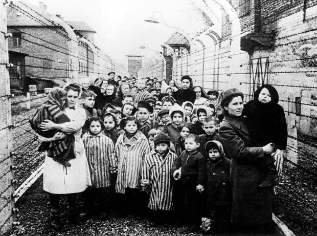 Освобожденные дети из концлагеря Освенцим. Январь 1945 г.