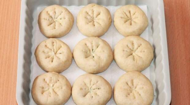 Пирожки-булочки на кефире с оливками и зеленью . Шаг 10