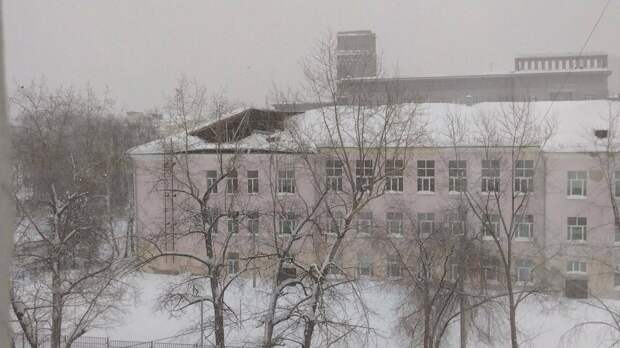 Казанда татар гимназиясенең түбәсе ишелгән