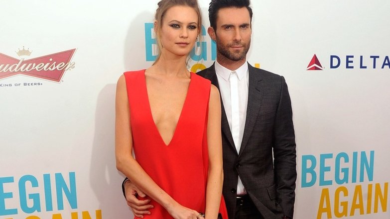 Солиста Maroon 5 Адама Левина обвинили в неверности беременной жене