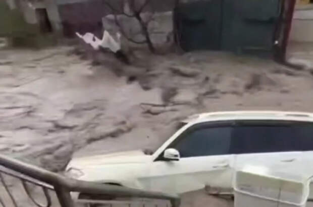 Появились кадры последствий прорыва дамбы в населенных пунктах Дагестана