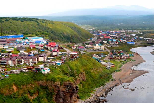 На фото: вид на город Курильск, самый крупный город на острове Итуруп.