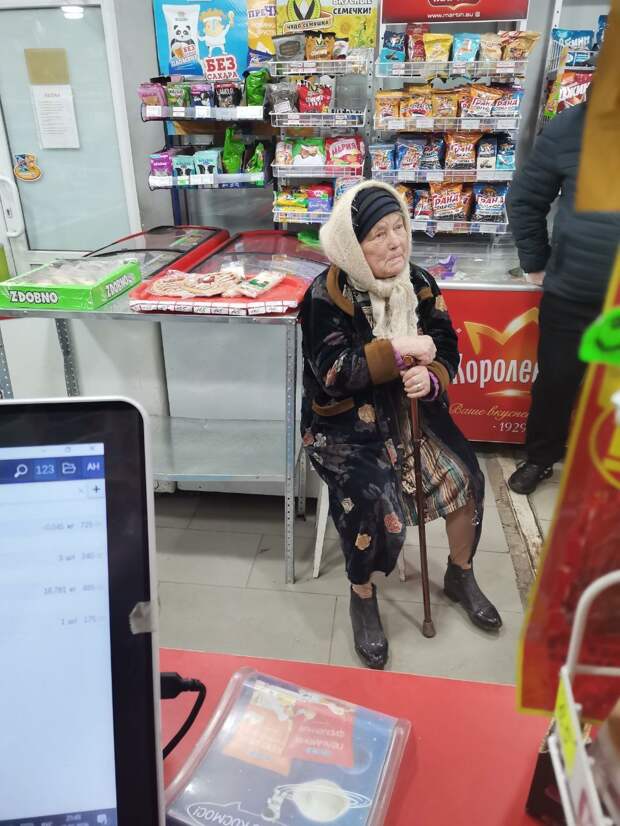 Женщина сидела в магазине возле ДК 21 , наверное потерялась, ничего не помнит