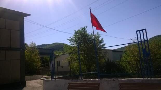 Ленин и советские флаги непременный атрибут крымских праздников. Солнце просто жарит, время часов 10 утра - уже градусов 25, если не больше красота, крым, природа, путешествие, растения, репортаж