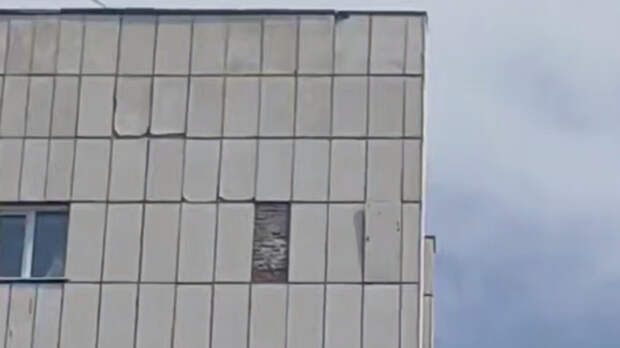 Барнаульским пешеходам несколько дней угрожает свисающая с фасада здания плитка