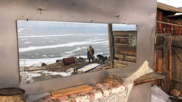 76-летняя сибирячка сама заботится о многочисленной живности и рассекает на коньках по Байкалу