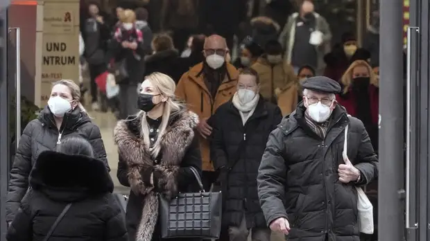 Глава Минздрава ФРГ заявил об опасности омикрон-штамма для системы здравоохранения страны