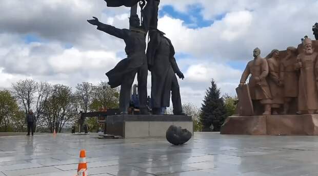 Памятник дружба народов в Киеве