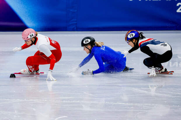 Шорт-трек. Женщины. 500 м. Квалификация. Алена Крылова (Россия) (в центре) / Фото: IMAGO/Matrix Images