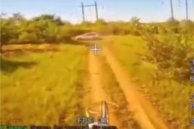 В сети появилось видео погони дрона за военной техникой ВСУ