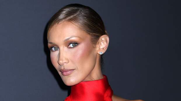 Модель Белла Хадид в топе со спущенным плечом снялась для рекламы духов