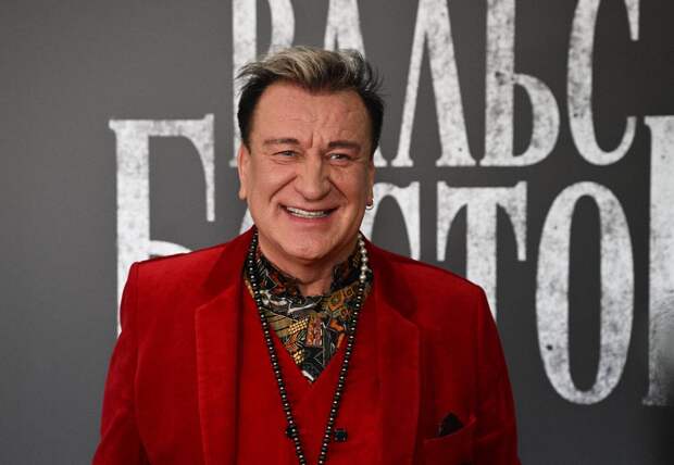 Пенкин рассказал о работе дворником и жизни в коммуналке