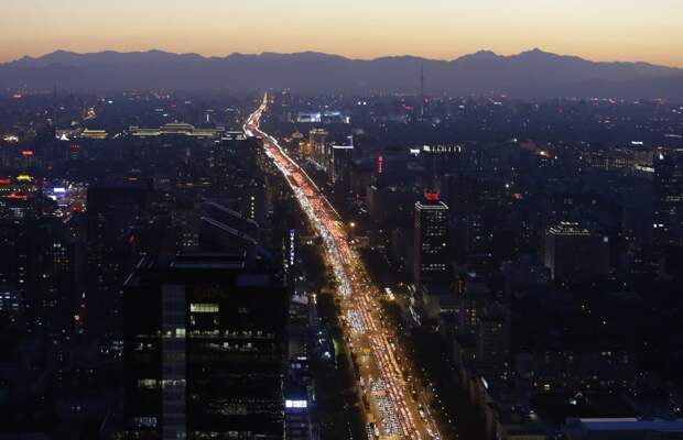 Вечерний час пик на одной из главных пекинских улиц.  китай, люди, население