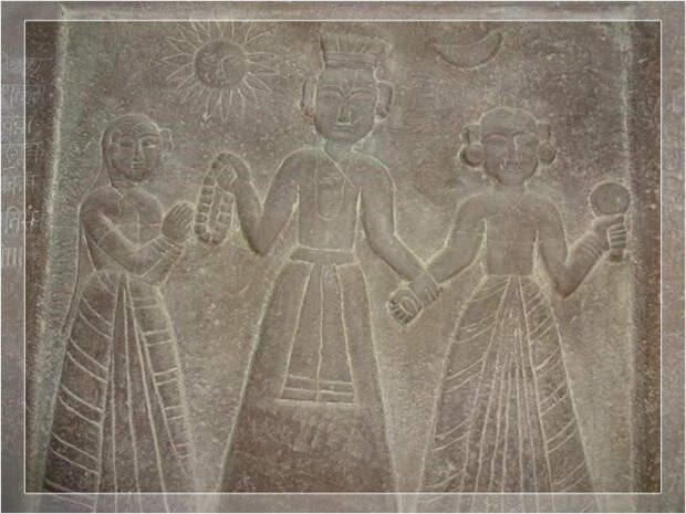 Камень сати с изображением царя и двух его жён в Орчхе, Мадхья-Прадеш.
