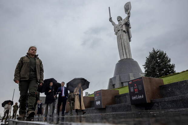 В МИД прокомментировали демонтаж надписи на русском языке у «Родины-матери» в Киеве