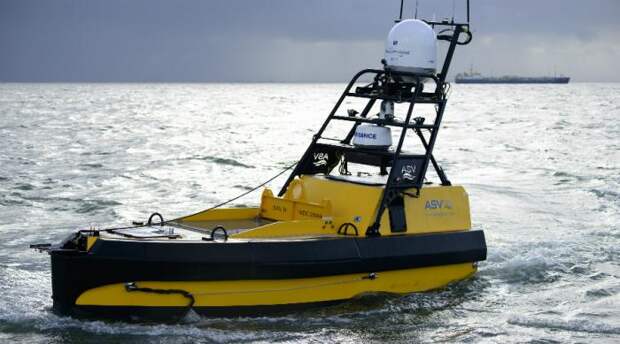 C-Worker 5 Беспилотными становятся не только самолеты, но и морские суда. Великобритания представила свой катер C-Worker 5, способный развивать небольшую скорость, зато держаться на одном топливном баке целую неделю. Судно планируется использовать для разведки и траления, в крайнем случае его можно взорвать дистанционно и устроить что-то вроде диверсии.