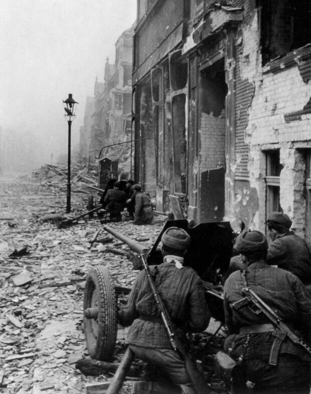 Во второй половине 1942 г. развернулось величайшее в истории войн сражение у стен Сталинграда.  2 февраля 1943, сталинградская битва