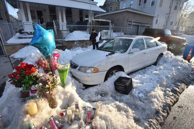 Мама с детьми умерла в машине, пока муж чистил снег авто, несчастный случай, угарный газ