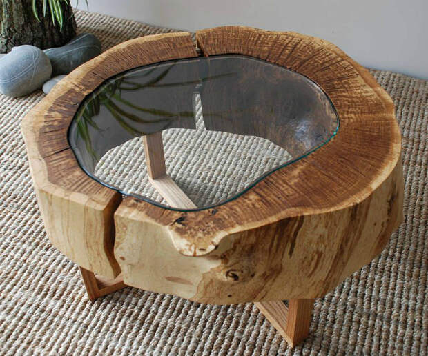 Кофейный столик из дерева и стекла.
