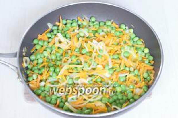 Добавляем горошек (200 г), соль и перец по вкусу, небольшое количество воды, тушим 10 минут.