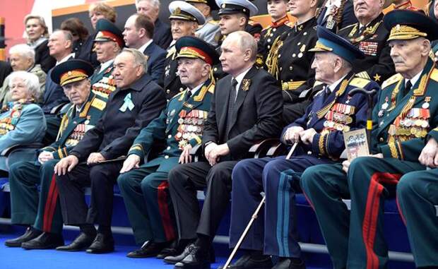 На фото: президент России Владимир Путин во время обзора войск на ежегодном военном параде в День Победы, посвященном 74-й годовщине окончания Второй мировой войны на Красной площади 9 мая 2019 года в Москве