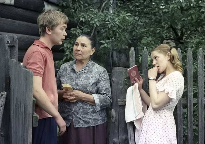 Анна Каменкова и Сергей Проханов в фильме *Молодая жена*, 1978 | Фото: tvc.ru Анна Каменкова и Сергей Проханов в фильме *Молодая жена*, 1978 | Фото: tvc.ru