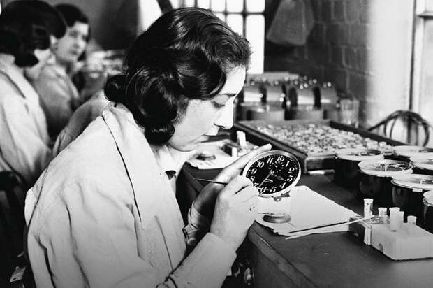 Девушки, работающие на заводе. / Фото: flectone.ru