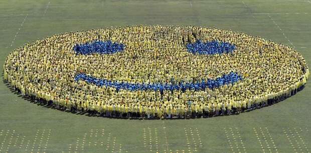 3 110 студентов пытаются создать самый большой в мире живой смайлик