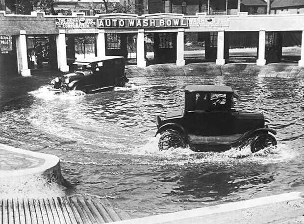 Оригинальная автомойка, предназначенная, главным образом, для очистки шасси, поскольку в 1924 году в Чикаго в США все еще были дороги с грунтом. история, черно-белая фотография, юмор