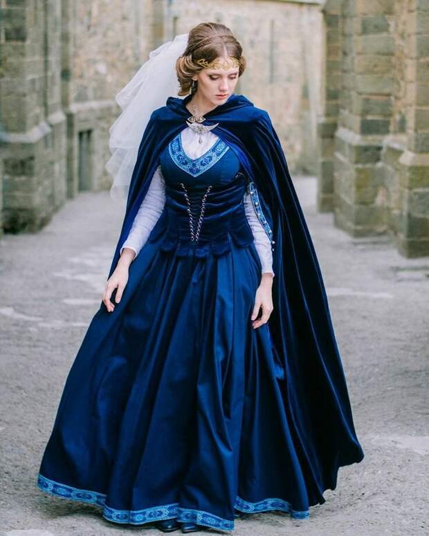 Платье, выполненное в самых модных цветах Средневековья 