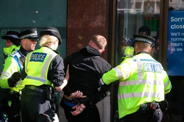 После акций протеста в Великобритании задержано несколько десятков человек. Фото © ТАСС / Zuma / Martyn Wheatley