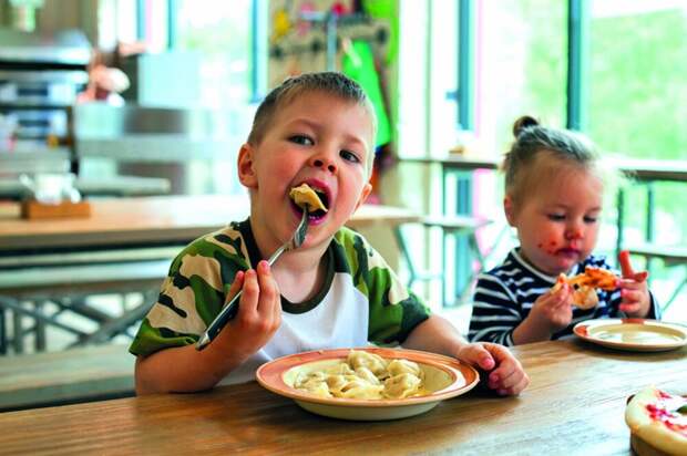 «Всегда в таких ситуациях пиццу заказываю»: пользователи пытаются выяснить, чем быстро и вкусно накормить неожиданных гостей