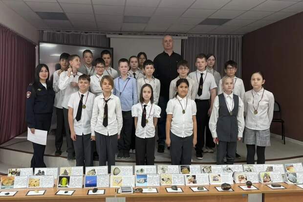 Выставку метеоритов провели для астраханских школьников в честь Дня космонавтики