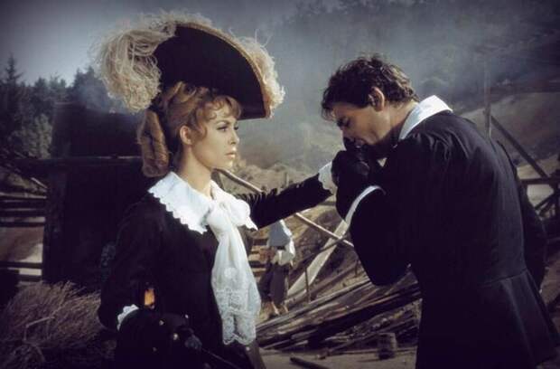 Согласно этикету, раньше дама имела право оставаться в шляпе в помещении / Фото: pinterest.ru Согласно этикету, раньше дама имела право оставаться в шляпе в помещении / Фото: pinterest.ru